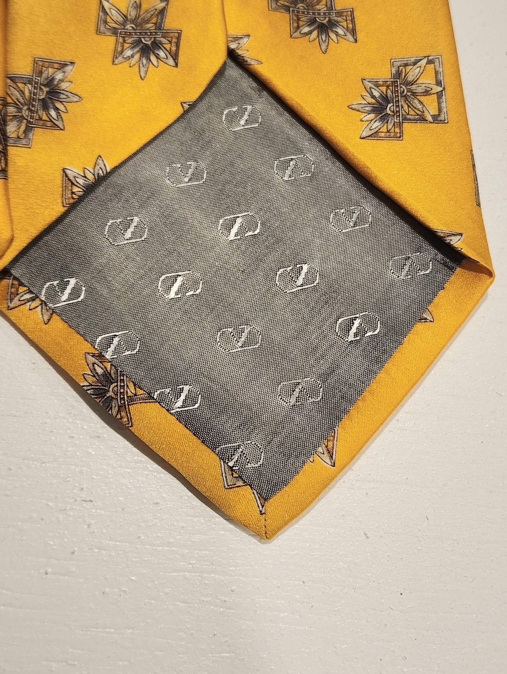 Valentino Cravatte Silk Yellow Patterned Tie by Valentino - Picture 4 of 5